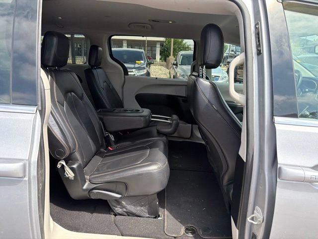 Used 2017 Chrysler Pacifica Touring-L w/ Tire & Wheel Group FWD image 12