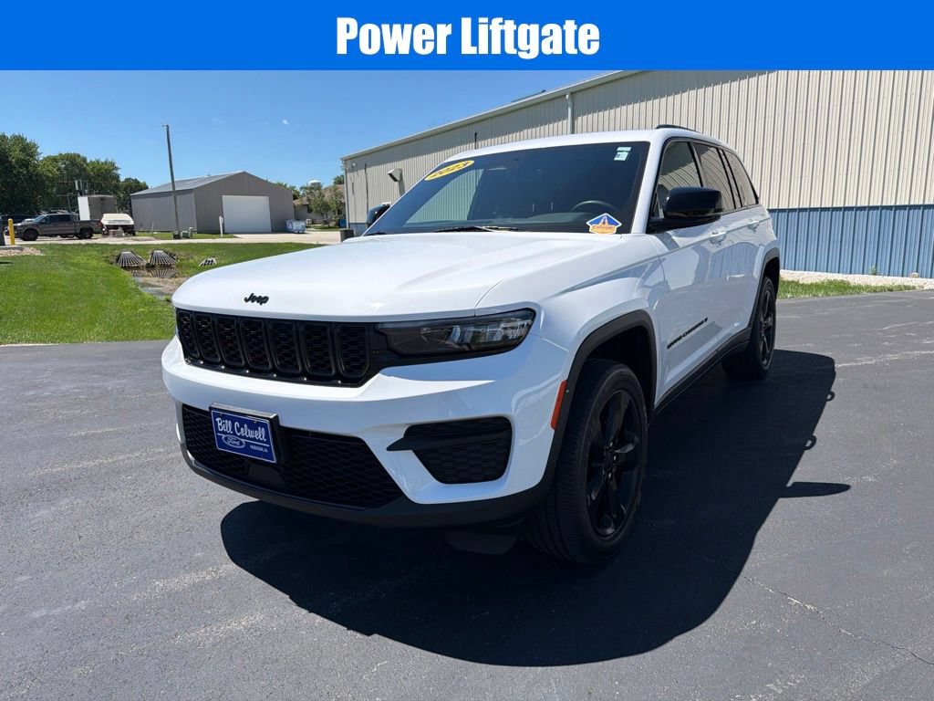 Used 2023 Jeep Grand Cherokee Altitude AWD/4WD image 8