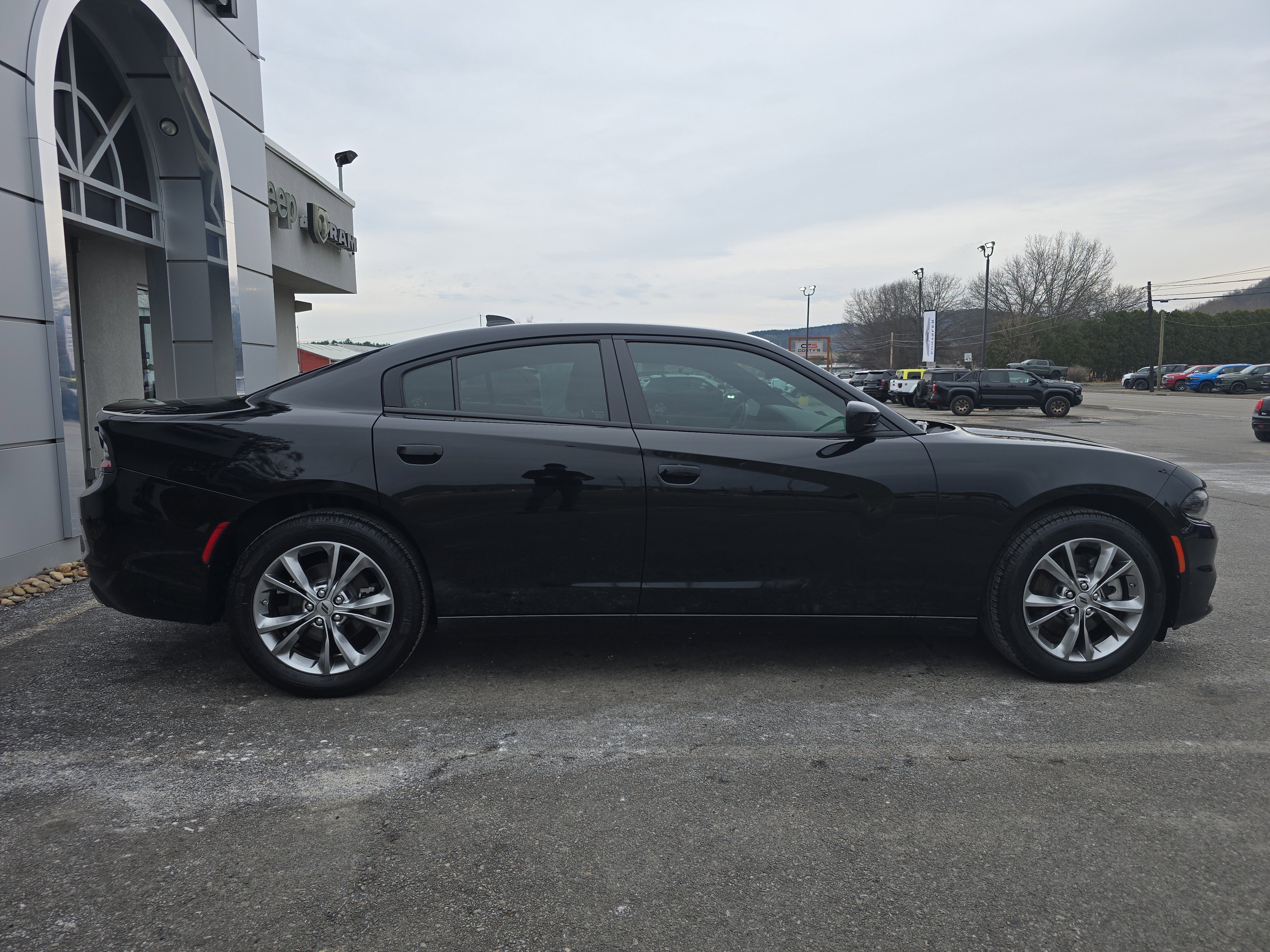 Used 2023 Dodge Charger SXT image 2