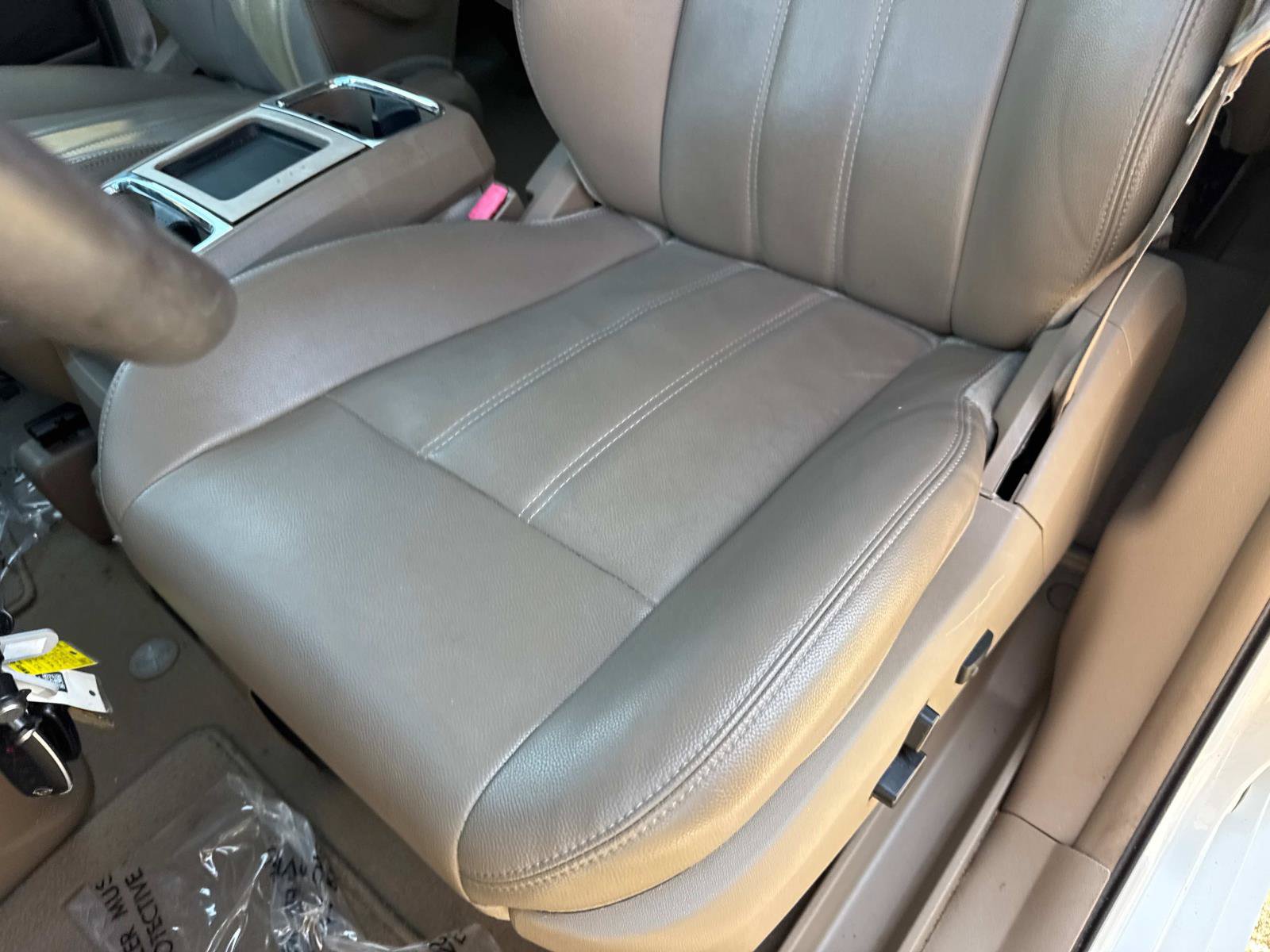 Used 2013 Chrysler Town & Country Touring FWD image 20