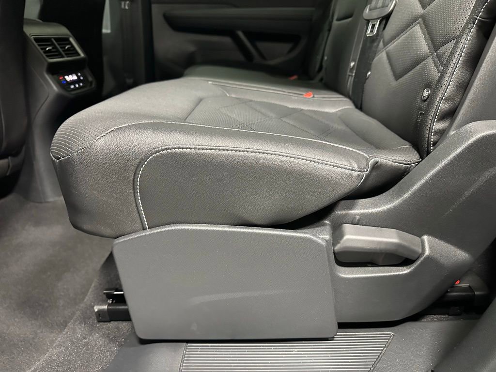Used 2025 Volkswagen Atlas SE AWD/4WD image 44