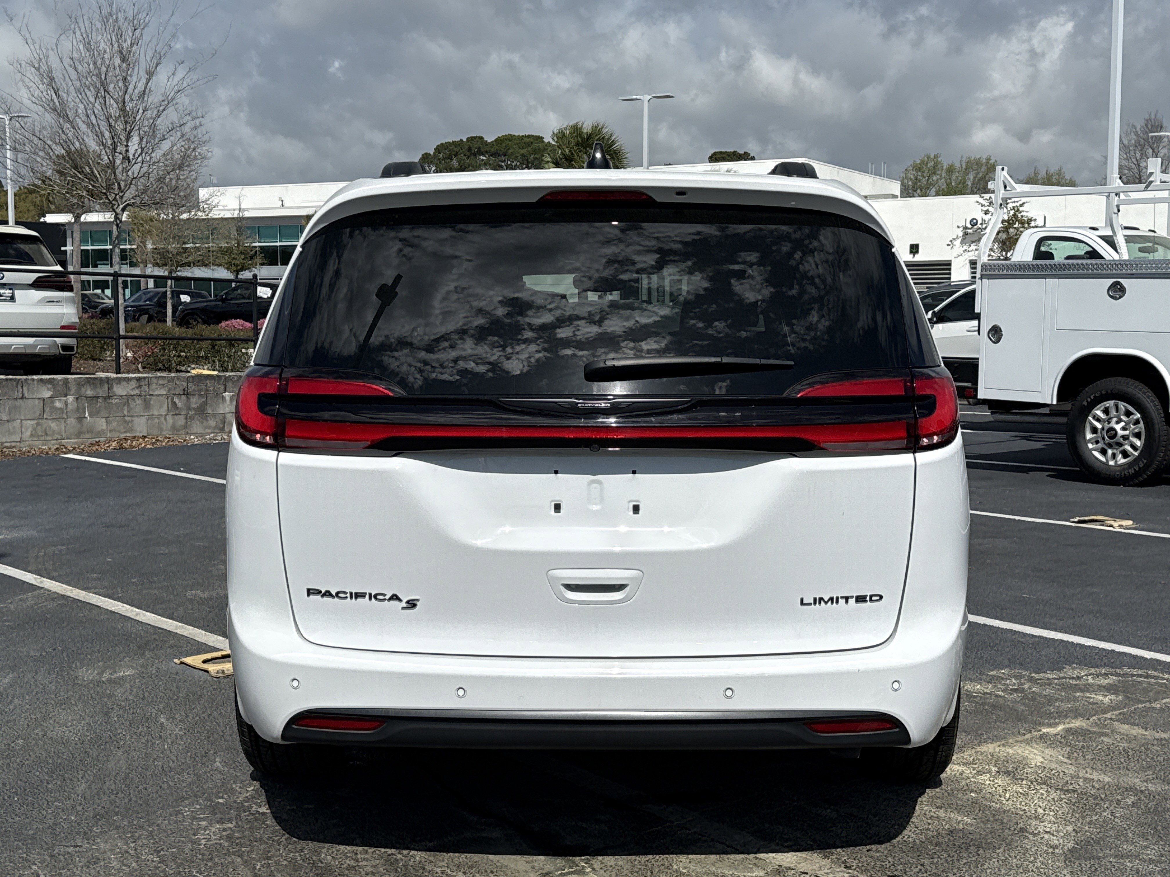 Used 2025 Chrysler Pacifica Limited FWD image 15