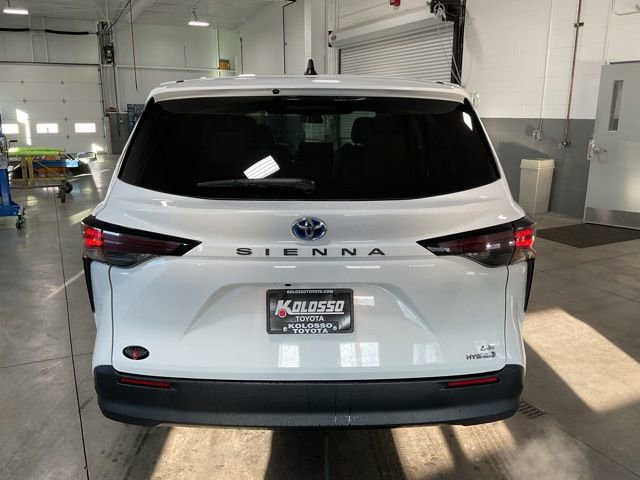 Used 2024 Toyota Sienna LE image 5