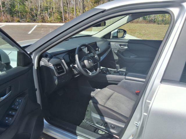 Used 2024 Nissan Rogue SV AWD/4WD image 3