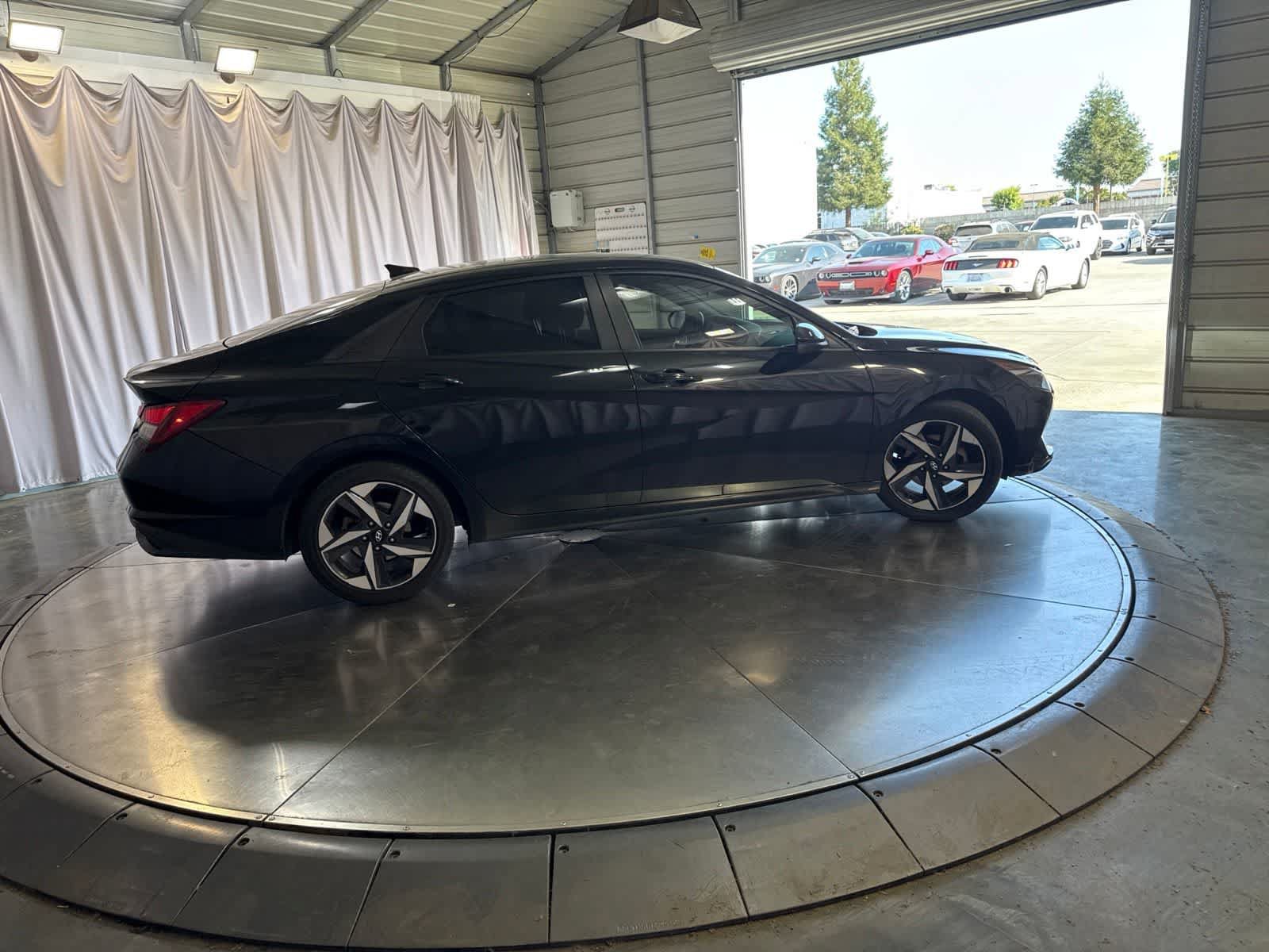 Used 2023 Hyundai Elantra SEL w/ Convenience Package FWD image 4