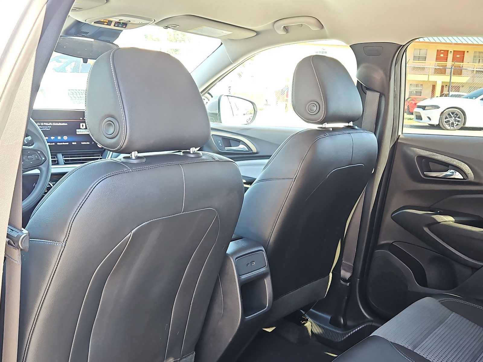 Used 2025 Chevrolet Trax LT FWD image 18