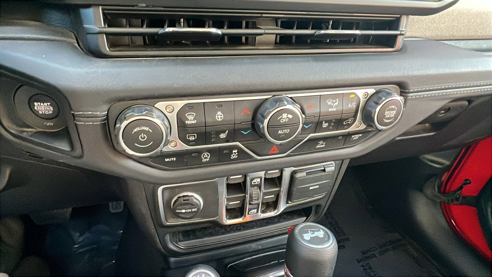 Used 2025 Jeep Wrangler Sahara image 32