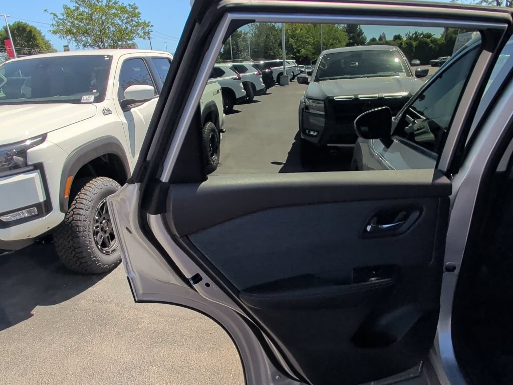 Used 2022 Nissan Rogue SV AWD/4WD image 8