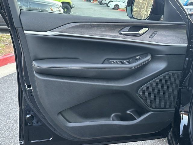 New 2025 Jeep Grand Cherokee Limited w/ Black Appearance Package image 11