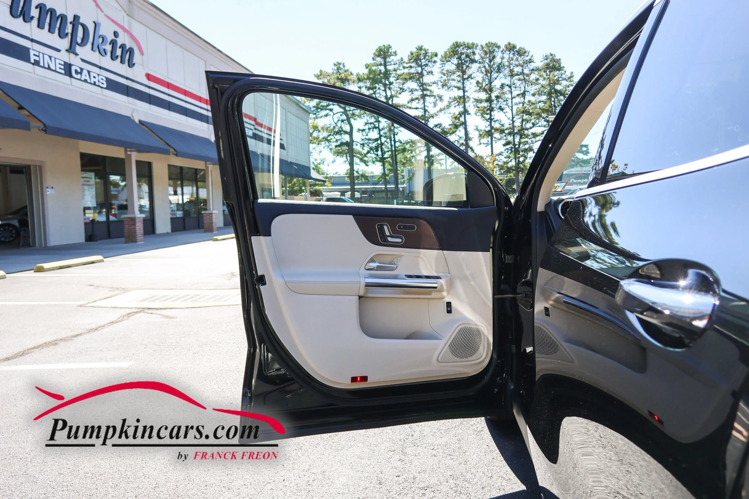 Used 2021 Mercedes-Benz GLA 250 4MATIC w/ Premium Package image 15