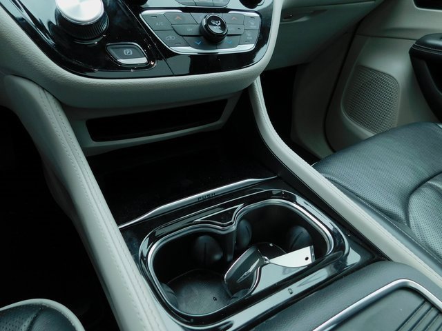 Used 2023 Chrysler Pacifica Limited image 13