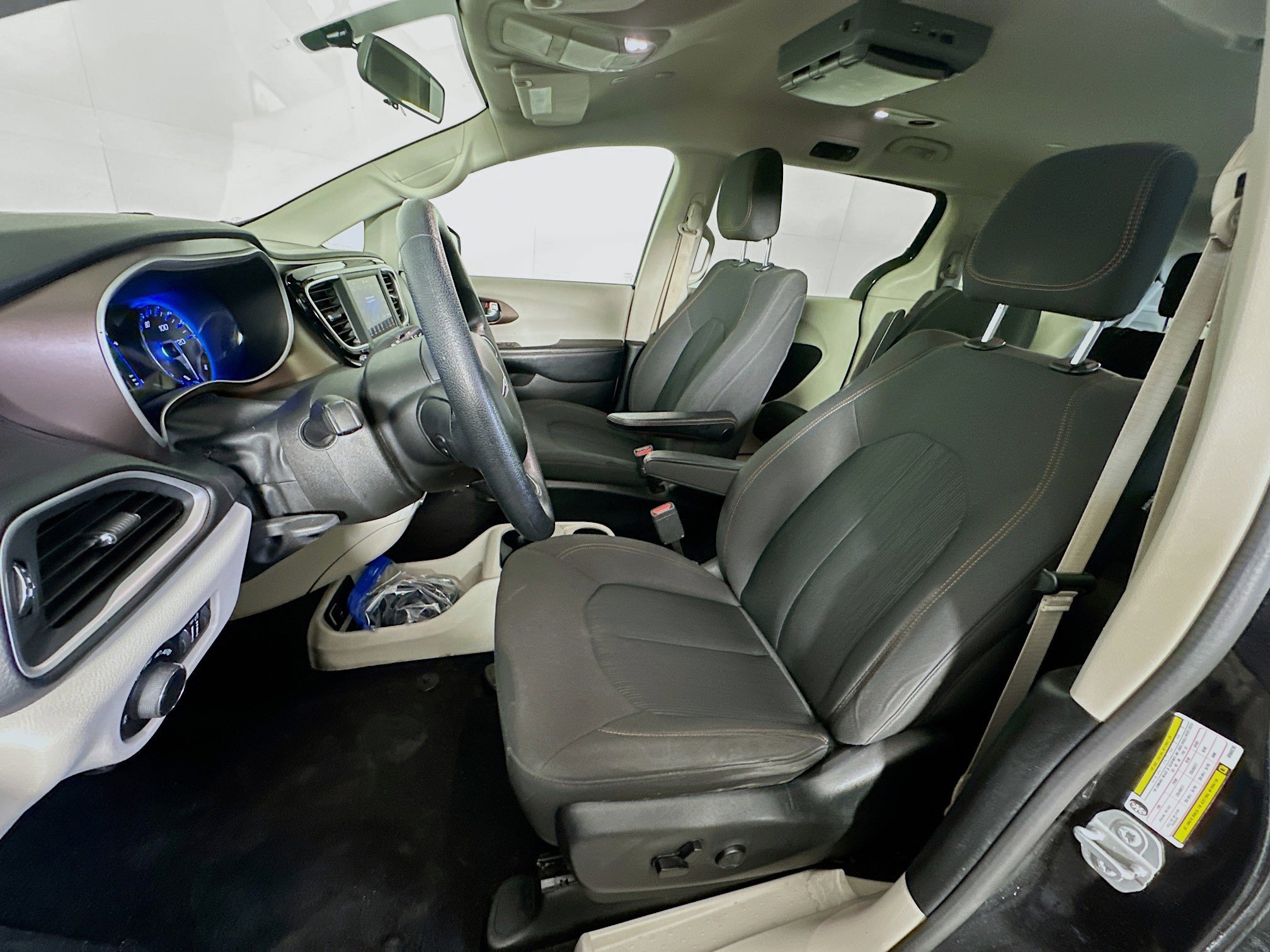 Used 2019 Chrysler Pacifica LX w/ Tire & Wheel Group FWD image 13