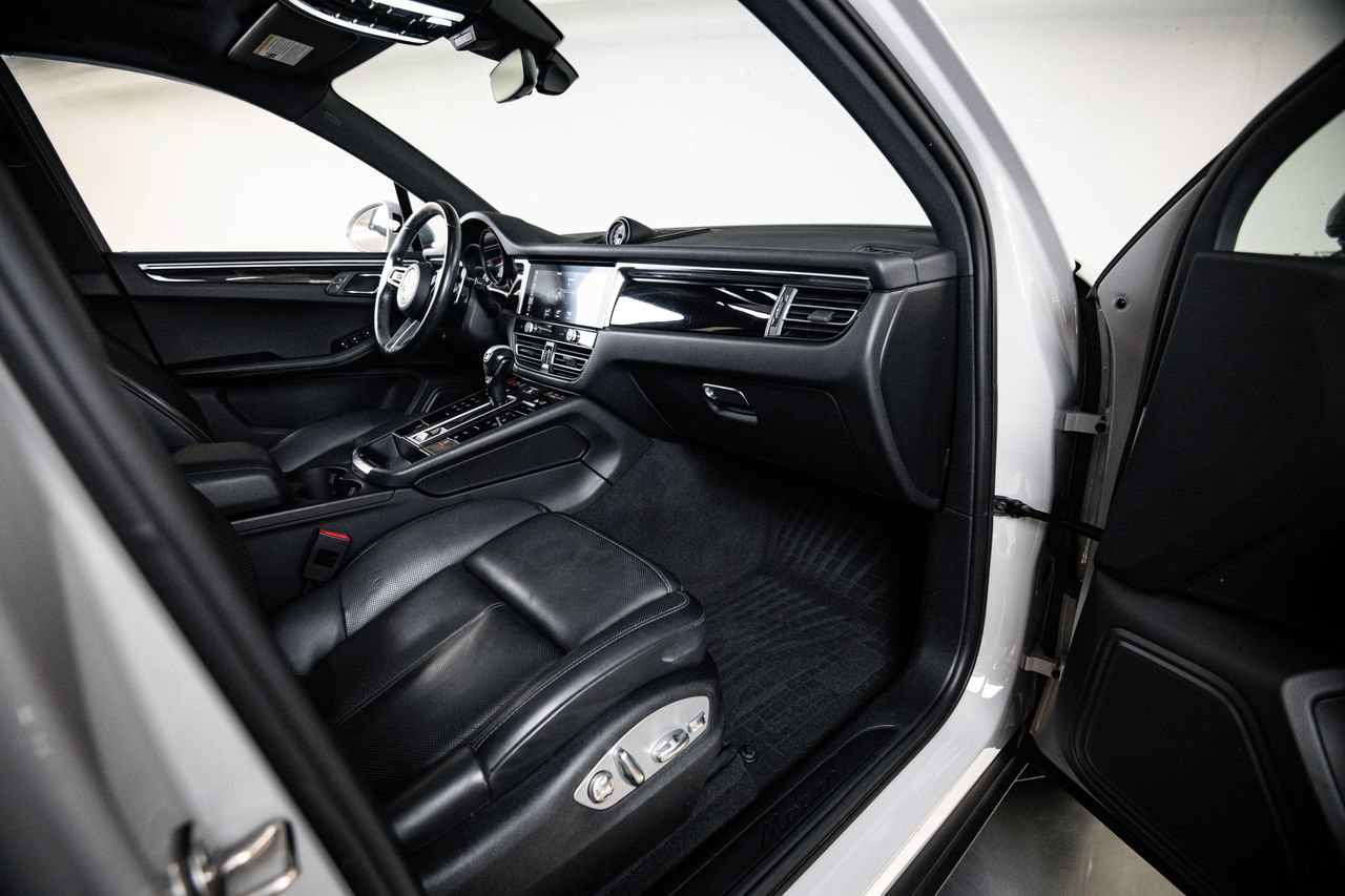 Certified 2023 Porsche Macan AWD/4WD image 28