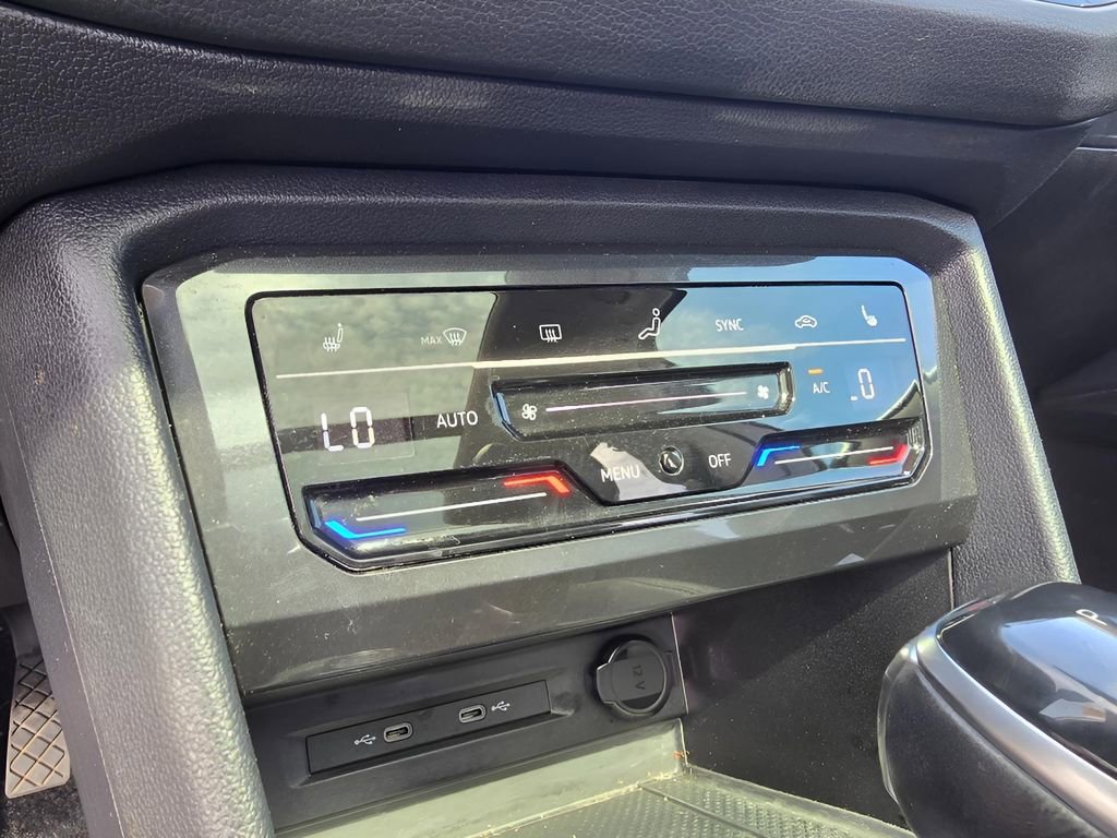 Used 2022 Volkswagen Tiguan SE w/ Panoramic Sunroof Package image 13