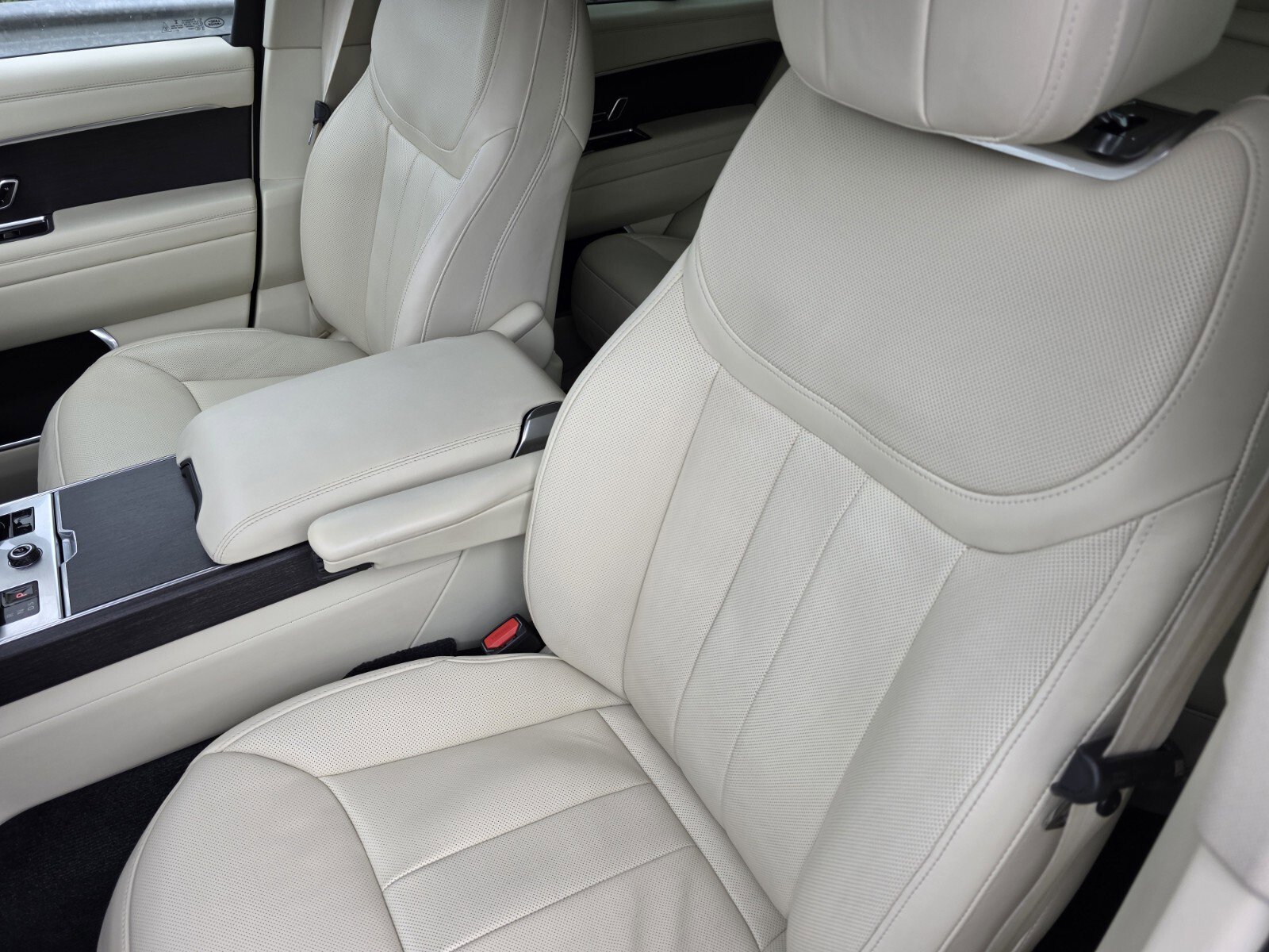 Certified 2023 Land Rover Range Rover SE image 12