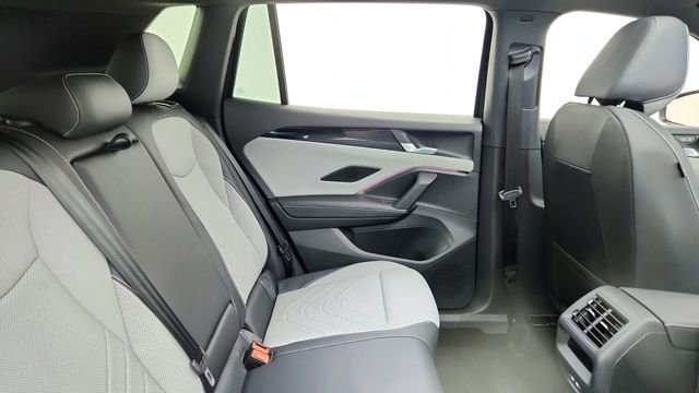 Used 2025 Volkswagen Tiguan SE R-Line image 24