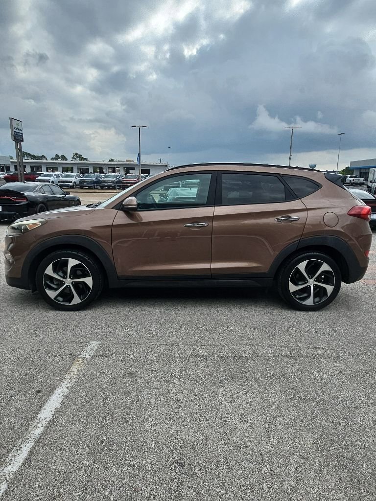 Used 2016 Hyundai Tucson Limited w/ Option Group 03 FWD image 4
