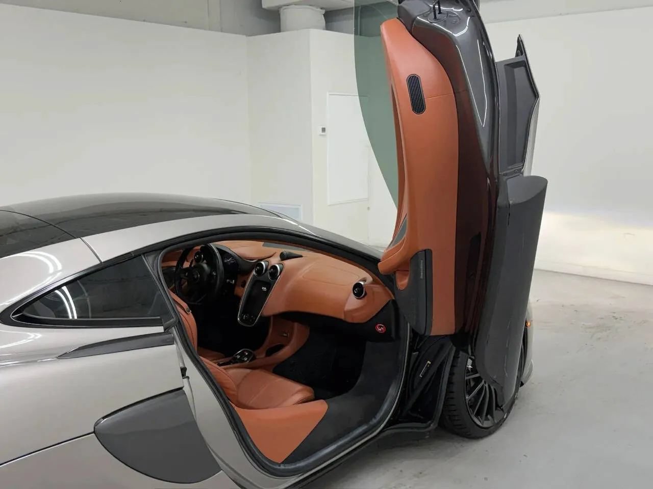Used 2017 McLaren 570S RWD image 13