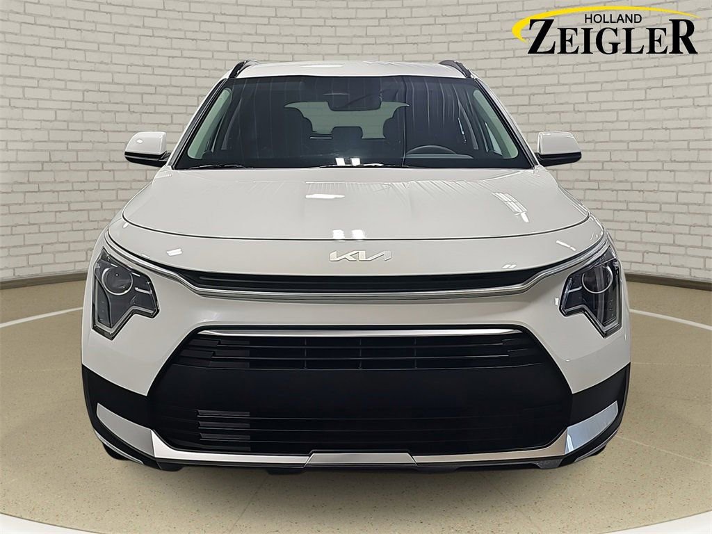 Used 2024 Kia Niro LX image 2