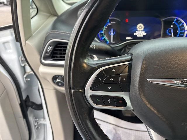 Used 2022 Chrysler Pacifica Touring-L w/ Uconnect Theater Family Group image 17