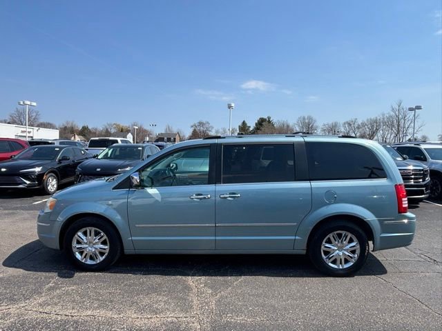 Used 2009 Chrysler Town & Country Limited w/ Entertainment Group #3 image 8
