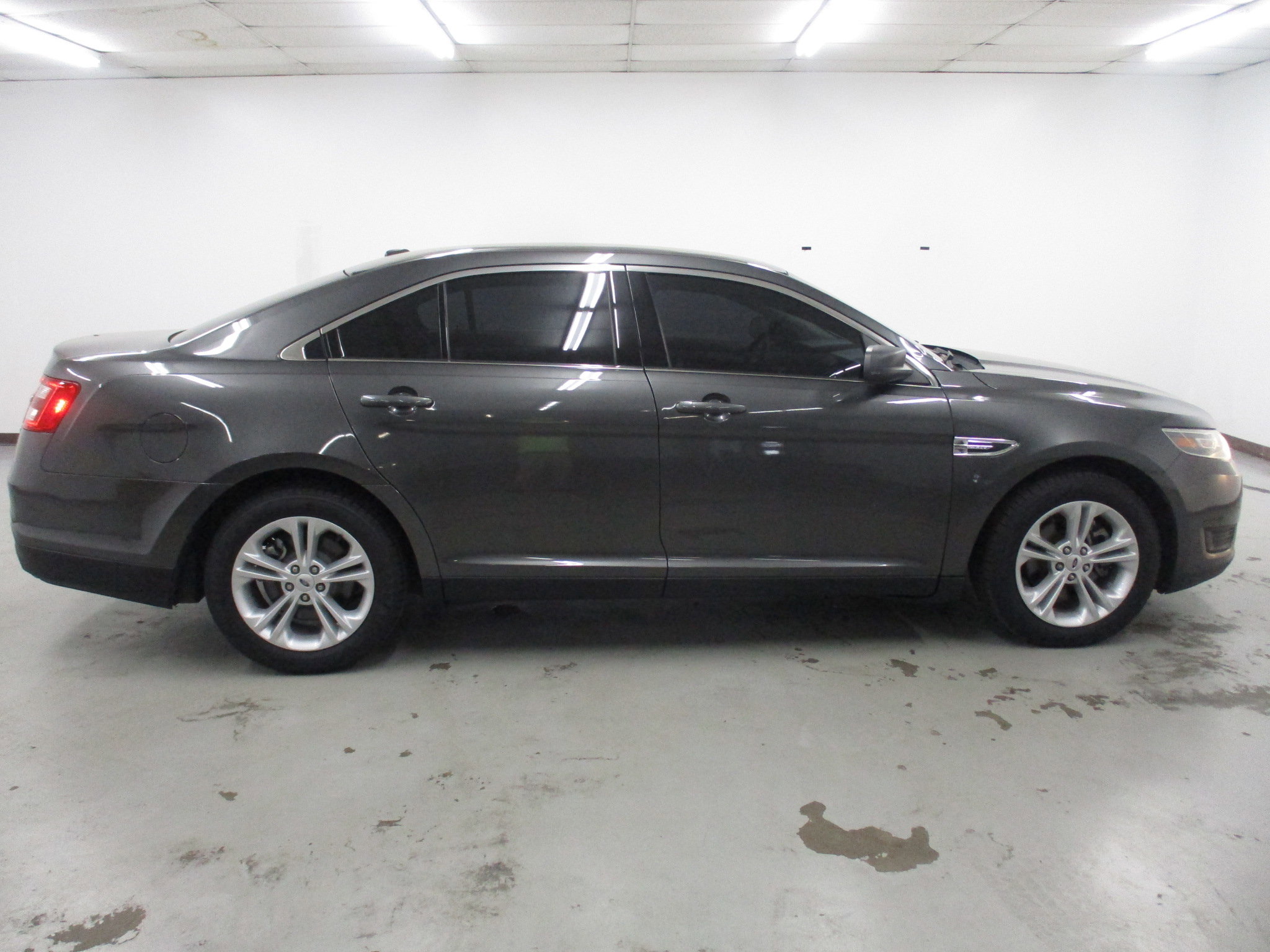 Used 2017 Ford Taurus SE FWD image 8