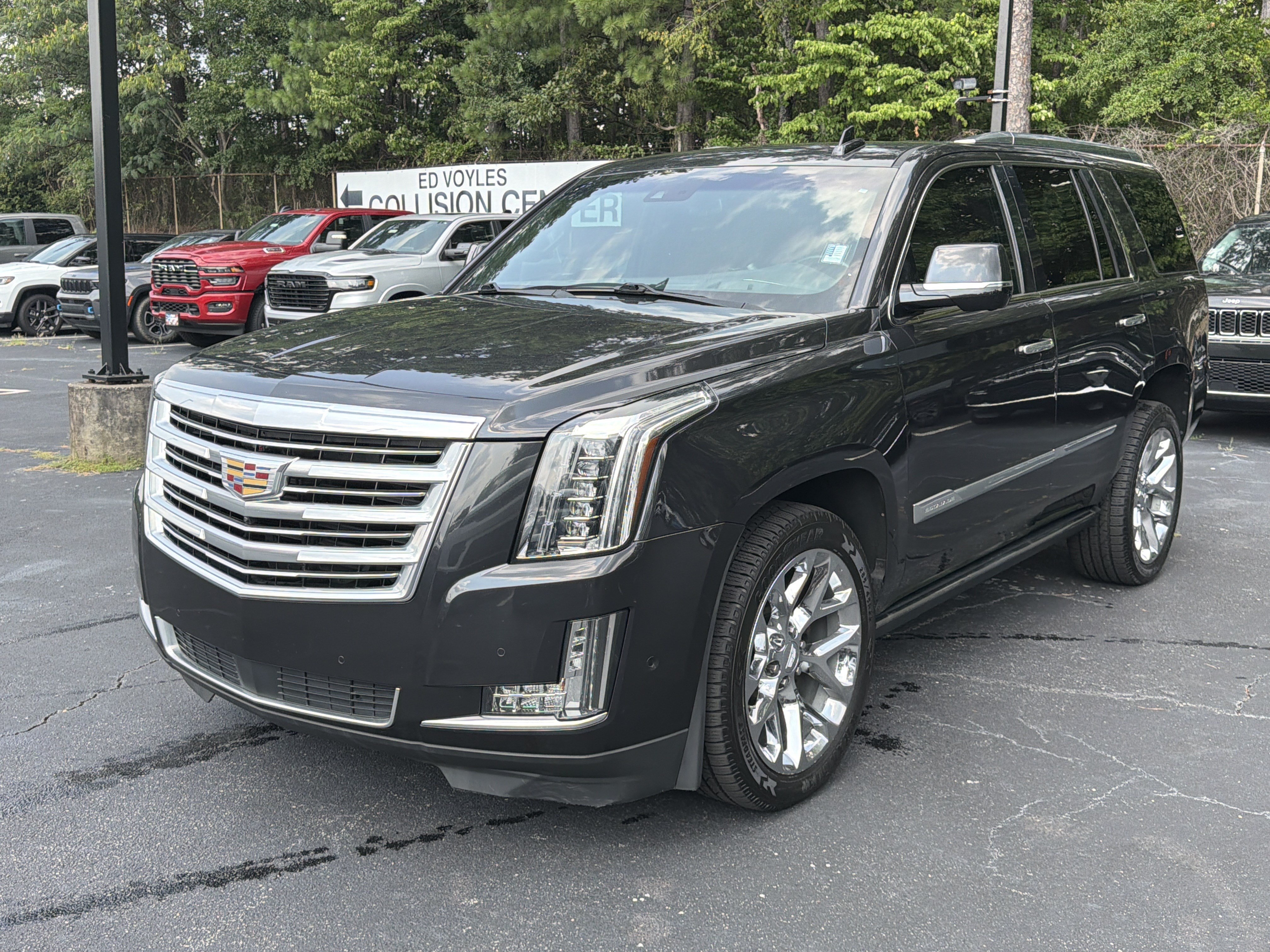 Used 2019 Cadillac Escalade Platinum AWD/4WD image 3