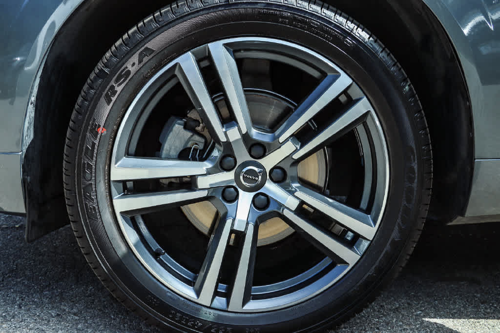 Used 2020 Volvo XC60 T5 Momentum w/ Protection Package Premier AWD/4WD image 10