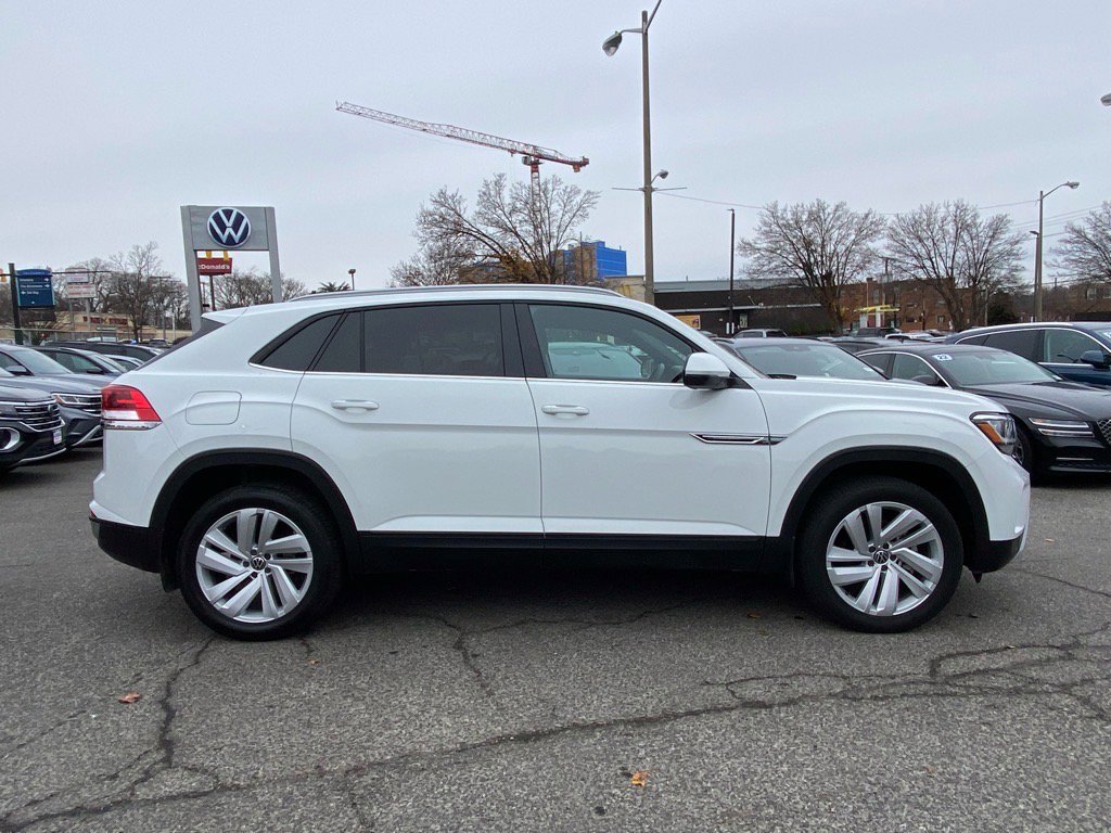 Certified 2022 Volkswagen Atlas Cross Sport SE w/ Panoramic Sunroof Package image 2