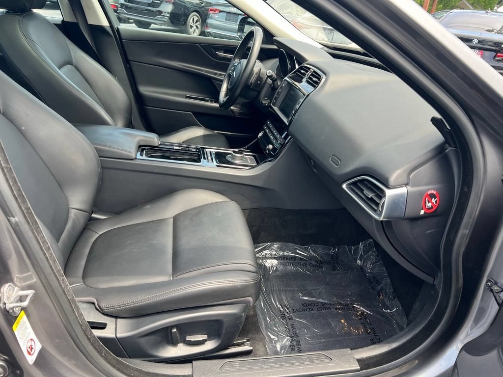 Used 2018 Jaguar XE Premium AWD/4WD image 33