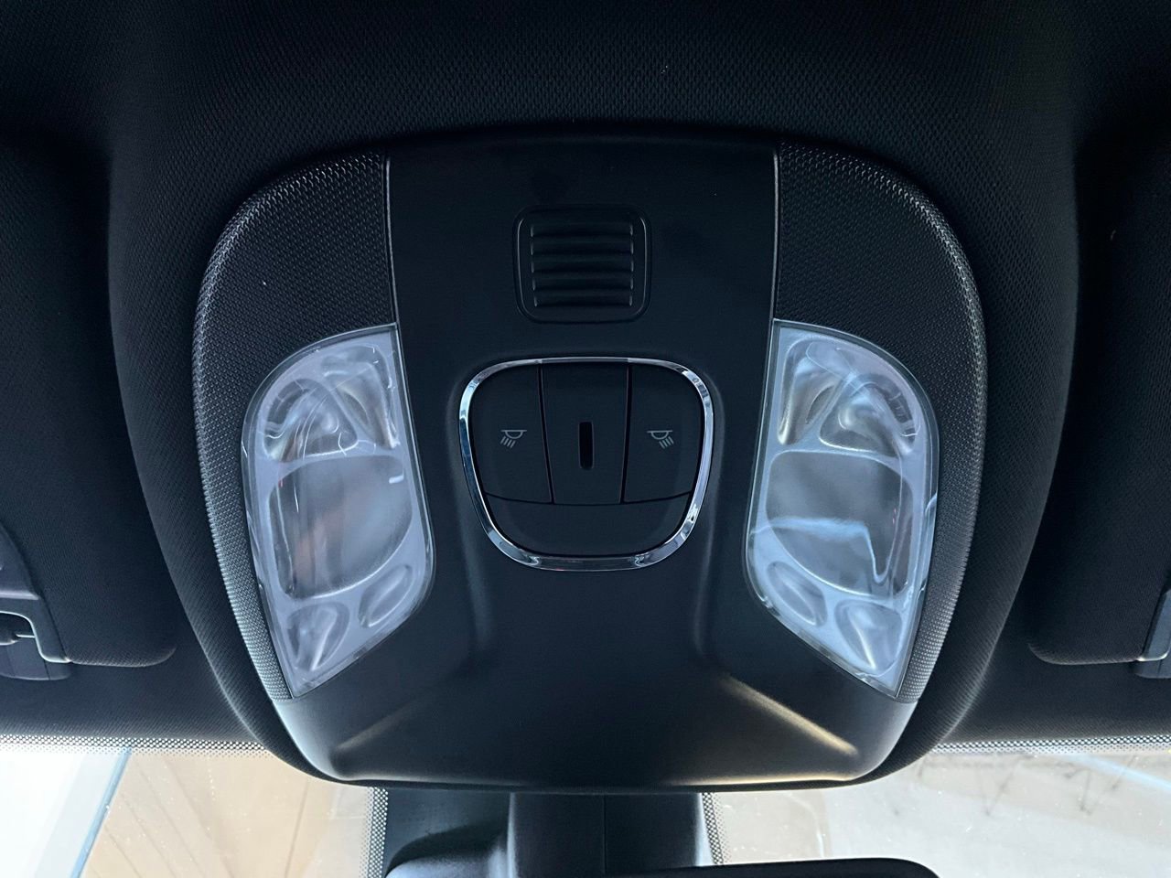 Used 2025 Jeep Compass Latitude AWD/4WD image 16