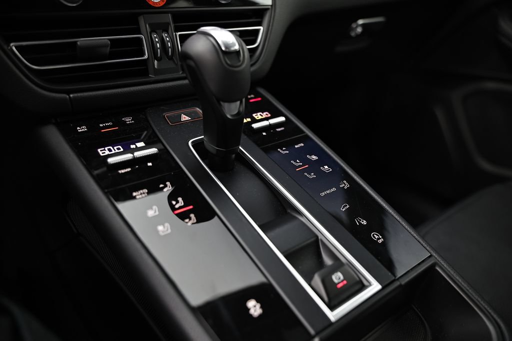 Certified 2026 Porsche Macan AWD/4WD image 39