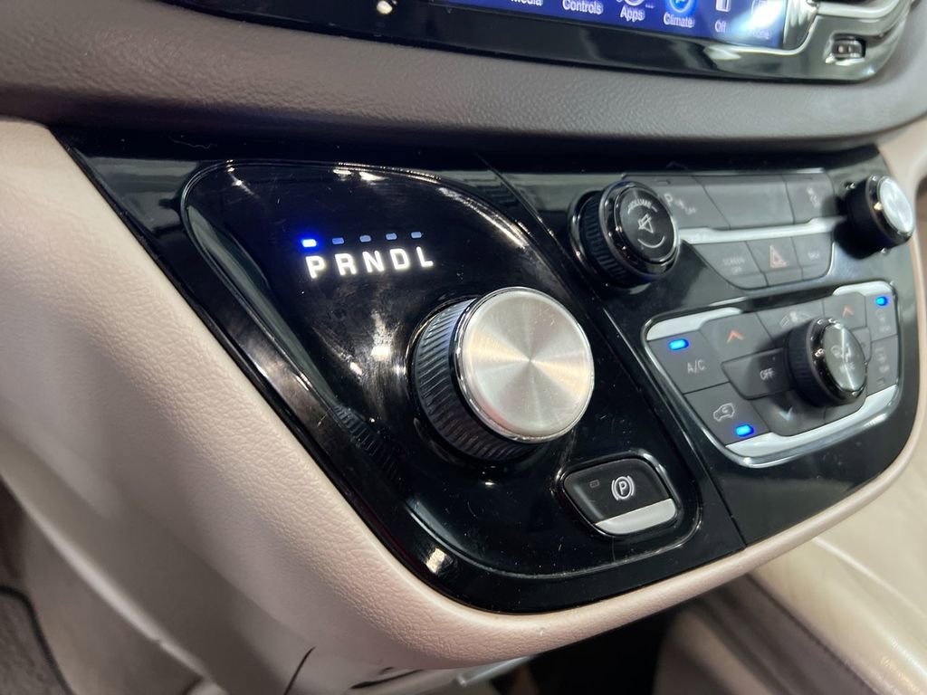 Used 2017 Chrysler Pacifica Touring-L w/ 13 Speaker Alpine Sound Group FWD image 17