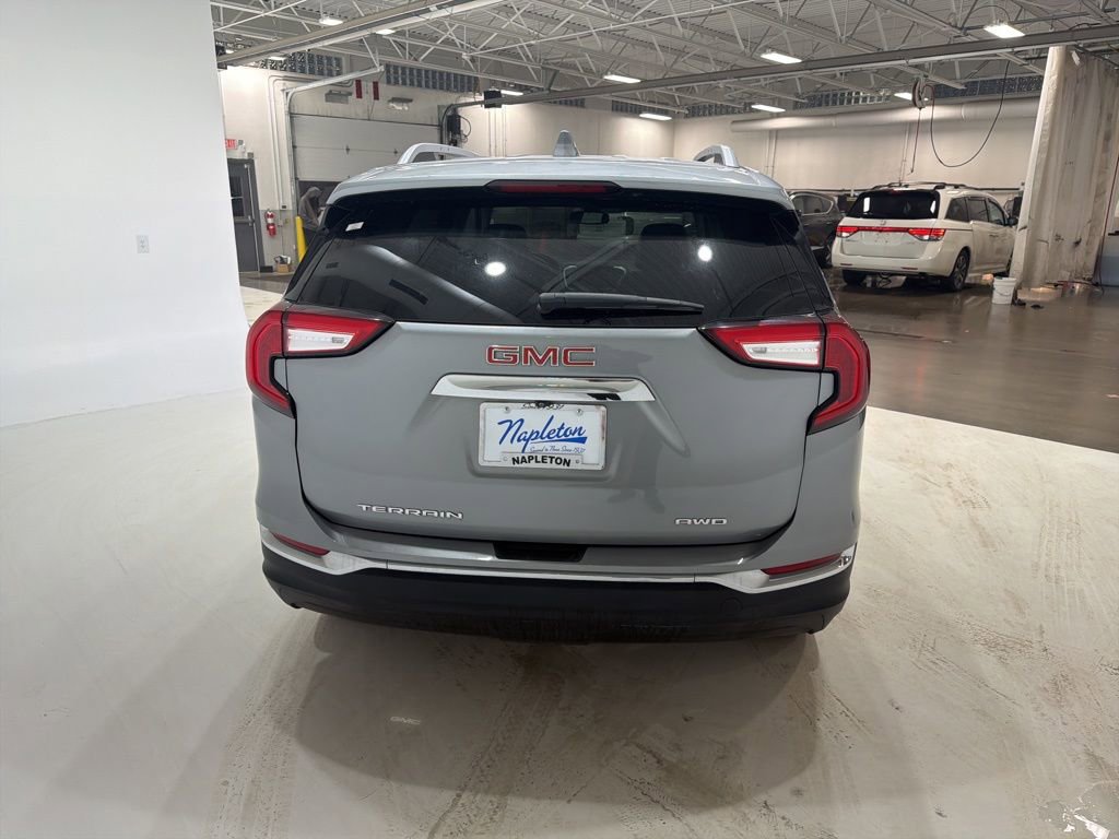 Used 2024 GMC Terrain SLT AWD/4WD image 5