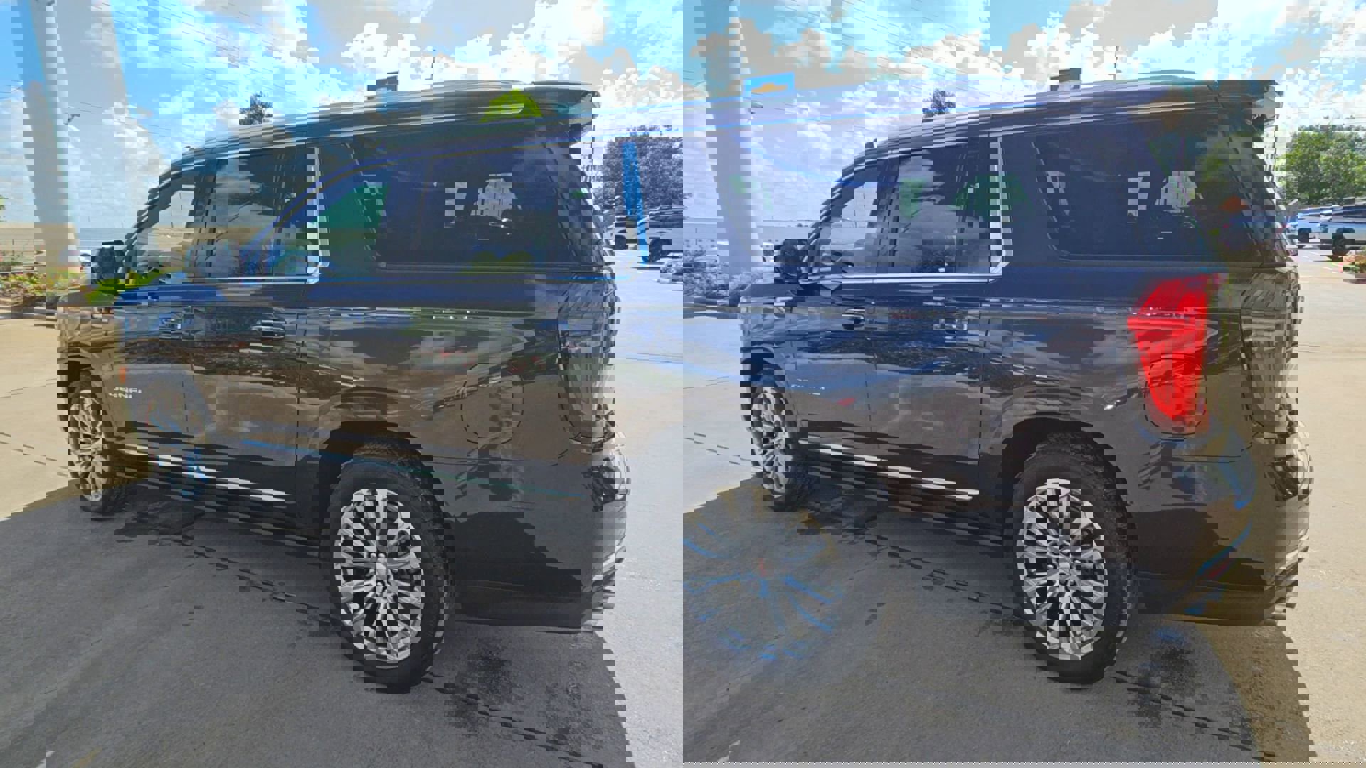 Used 2024 GMC Yukon XL Denali w/ Denali Reserve Package image 6