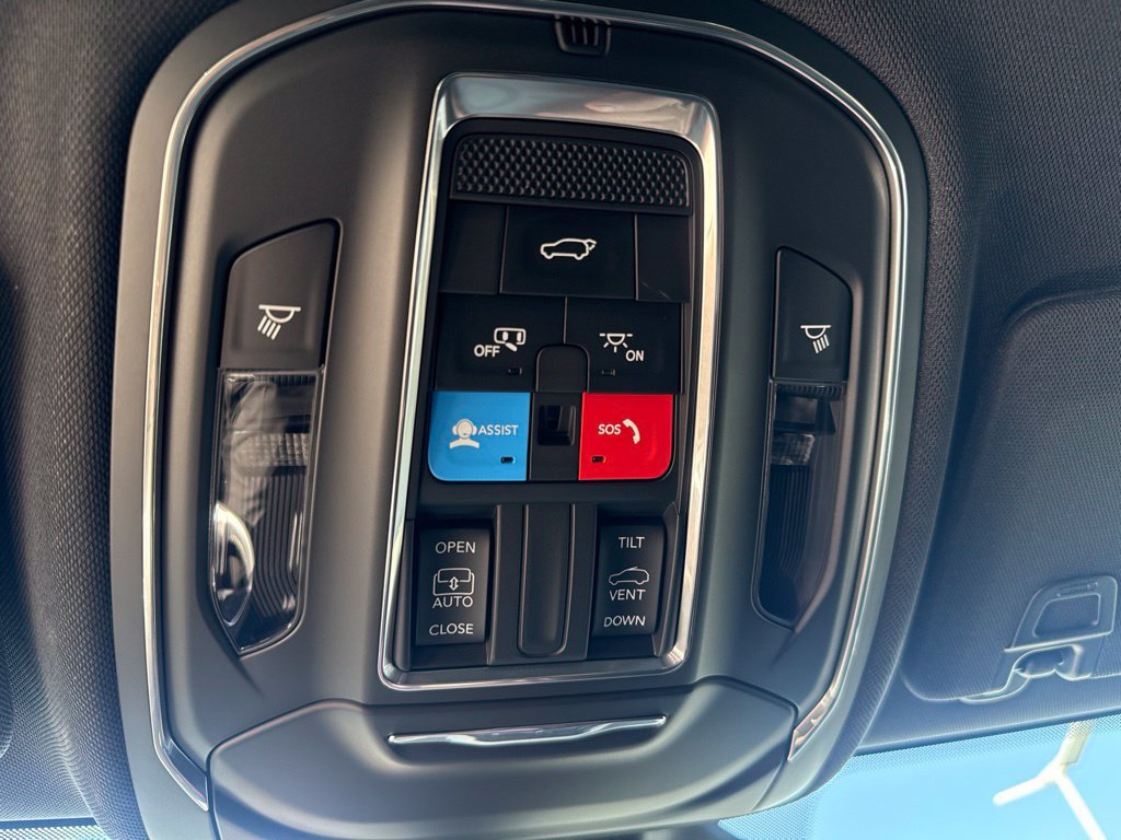 Certified 2025 Jeep Grand Cherokee Altitude AWD/4WD image 26