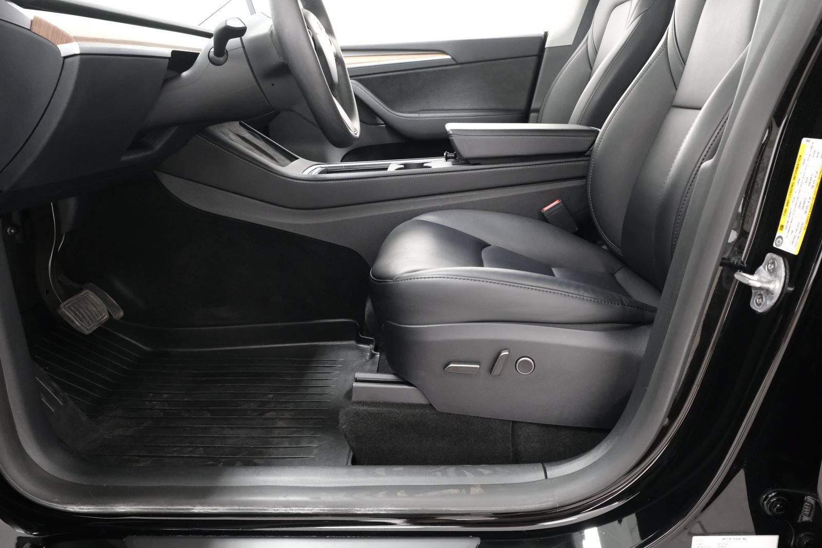 Used 2024 Tesla Model Y Long Range AWD/4WD image 29