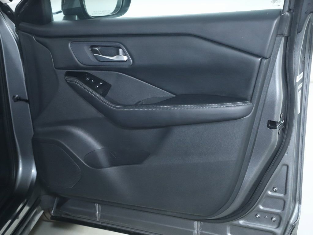 Used 2025 Nissan Rogue SV image 32