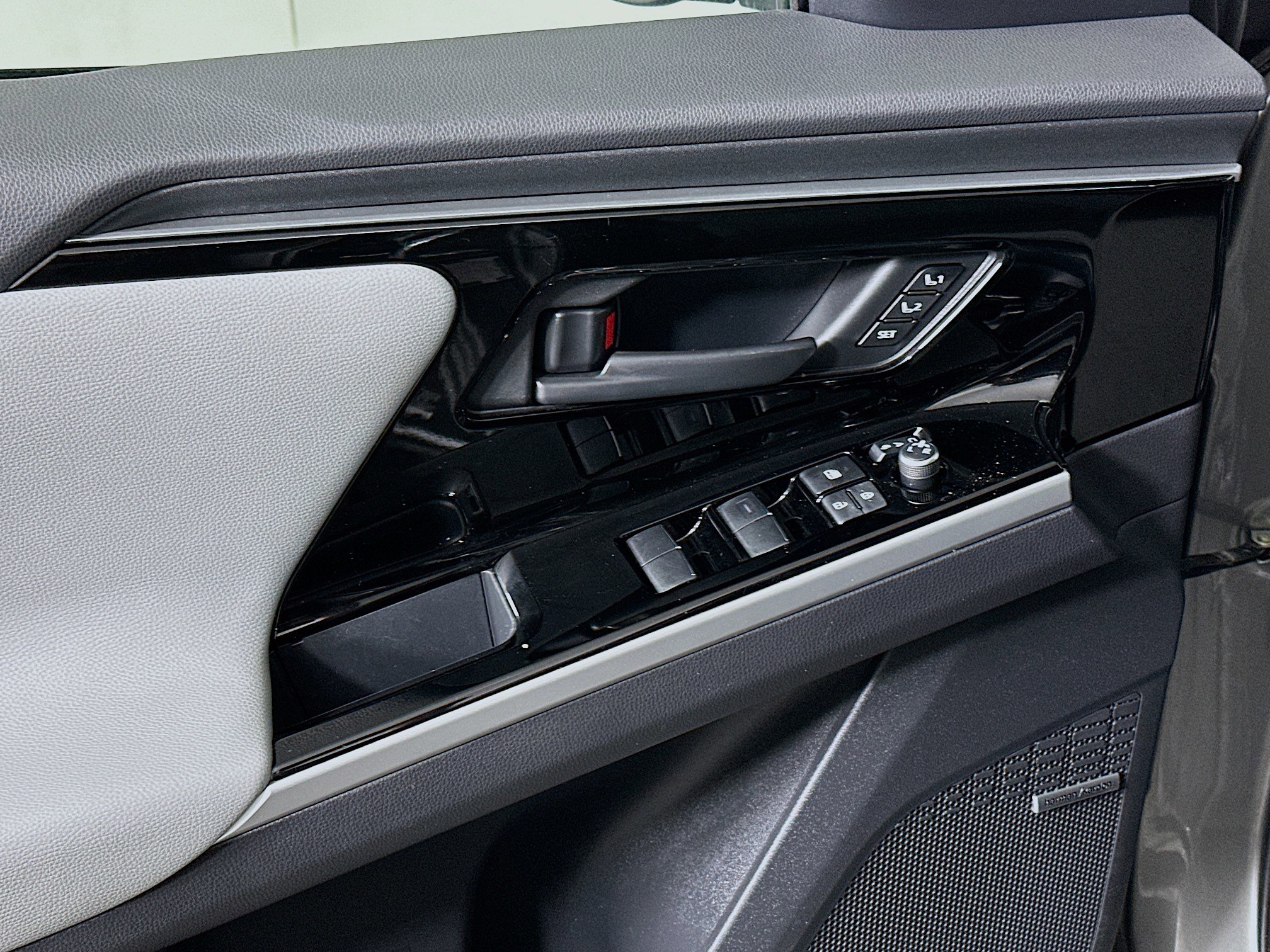 Used 2024 Subaru Solterra Touring w/ Touring Package image 15