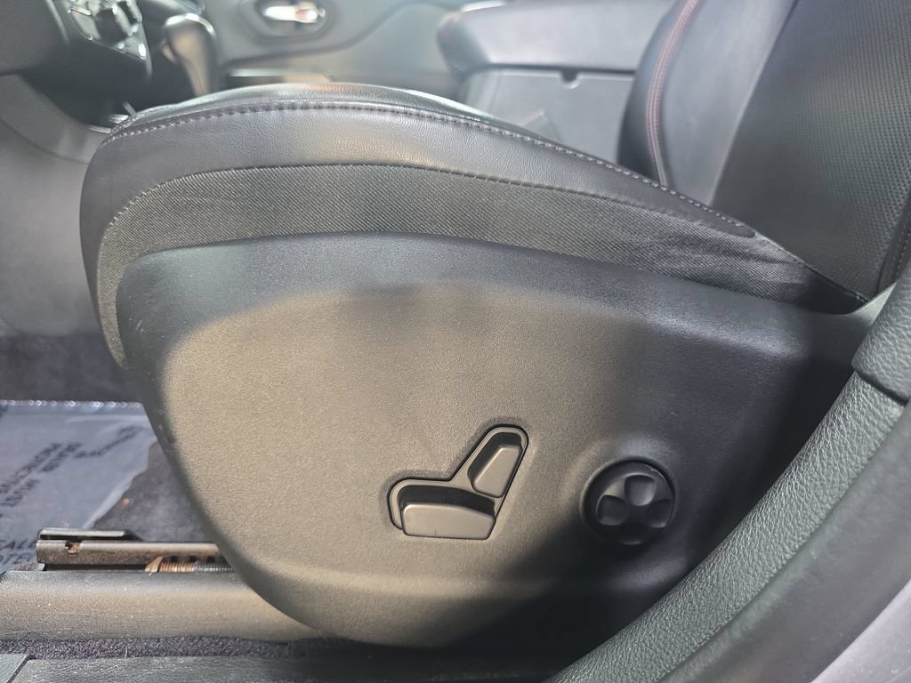 Used 2019 Jeep Cherokee Trailhawk AWD/4WD image 29