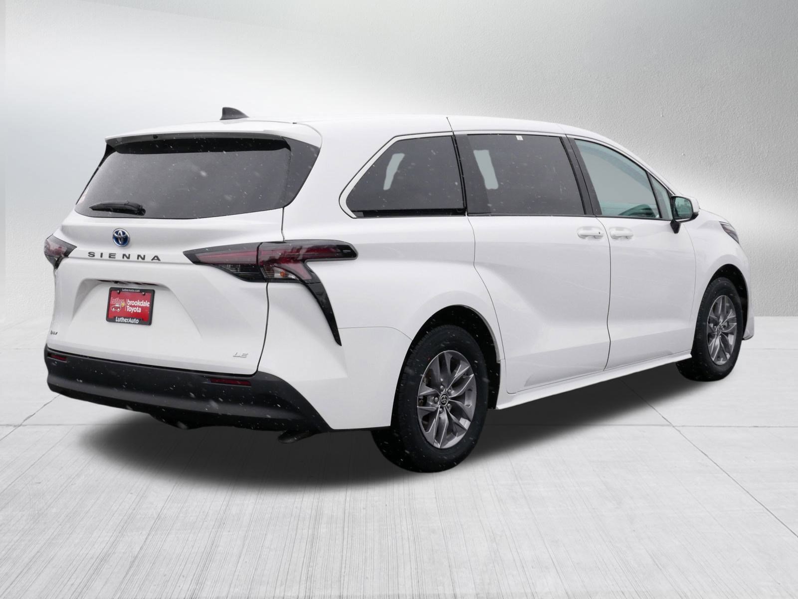 Certified 2025 Toyota Sienna LE image 7