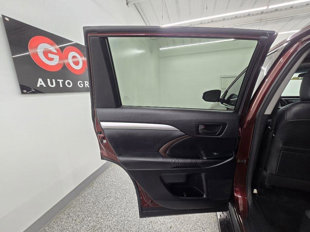 Used 2016 Toyota Highlander Plus FWD image 28