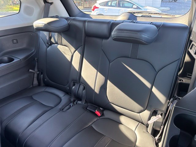 Used 2025 Honda Pilot Touring image 11