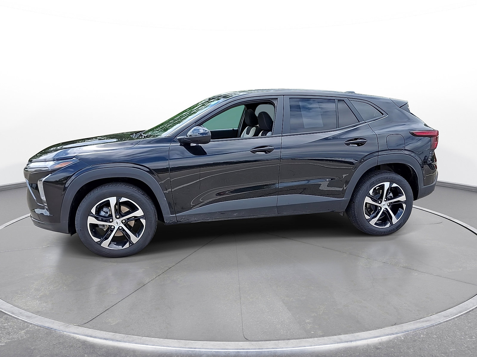 Used 2025 Chevrolet Trax RS w/ Sunroof Package FWD image 4