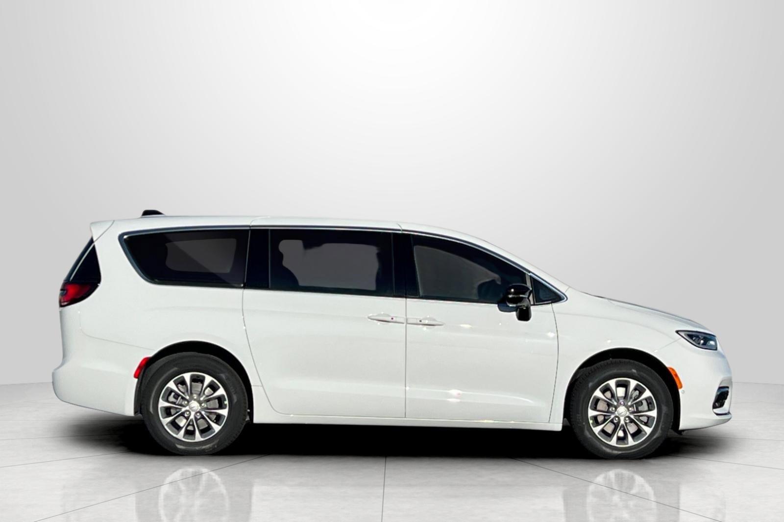 New 2026 Chrysler Pacifica Select image 4