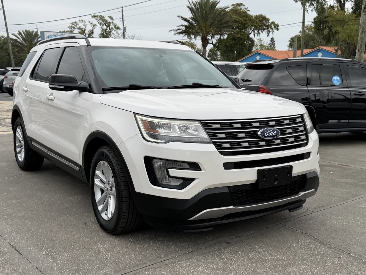 Used 2017 Ford Explorer XLT w/ Equipment Group 201A FWD image 2