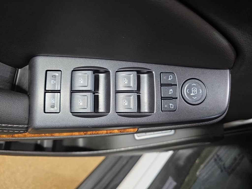 Used 2018 Chevrolet Suburban Premier AWD/4WD image 30