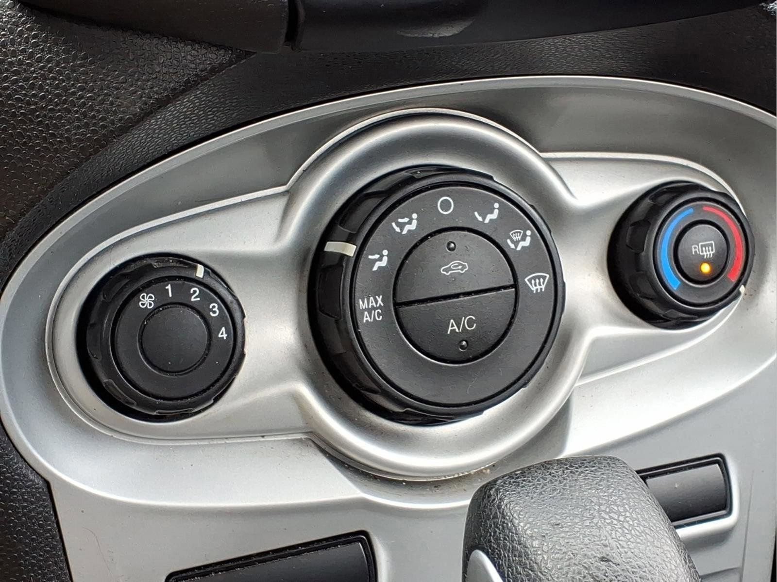 Used 2017 Ford Fiesta SE image 8