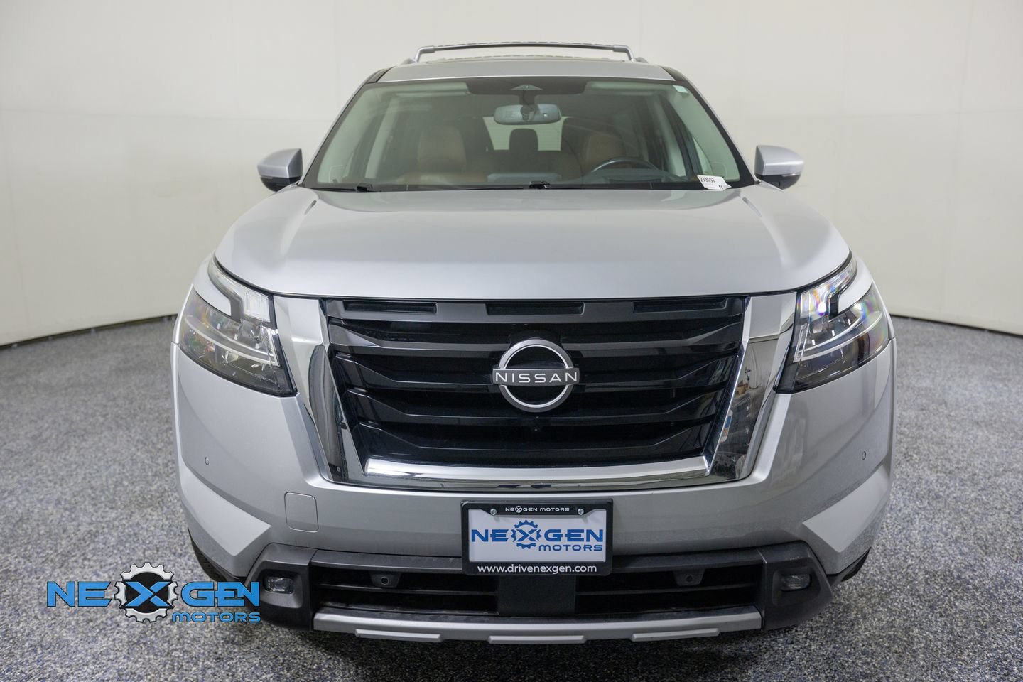 Used 2022 Nissan Pathfinder Platinum AWD/4WD image 2
