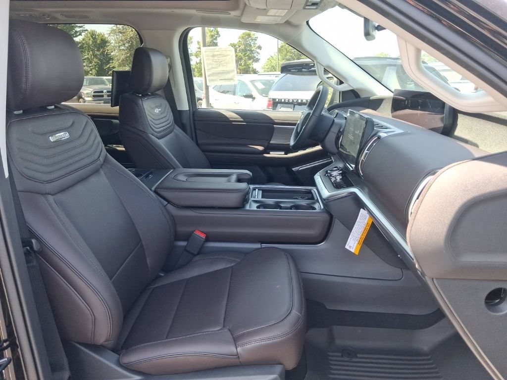 New 2027 Ford Expedition Platinum w/ Platinum Ultimate Package AWD/4WD image 17